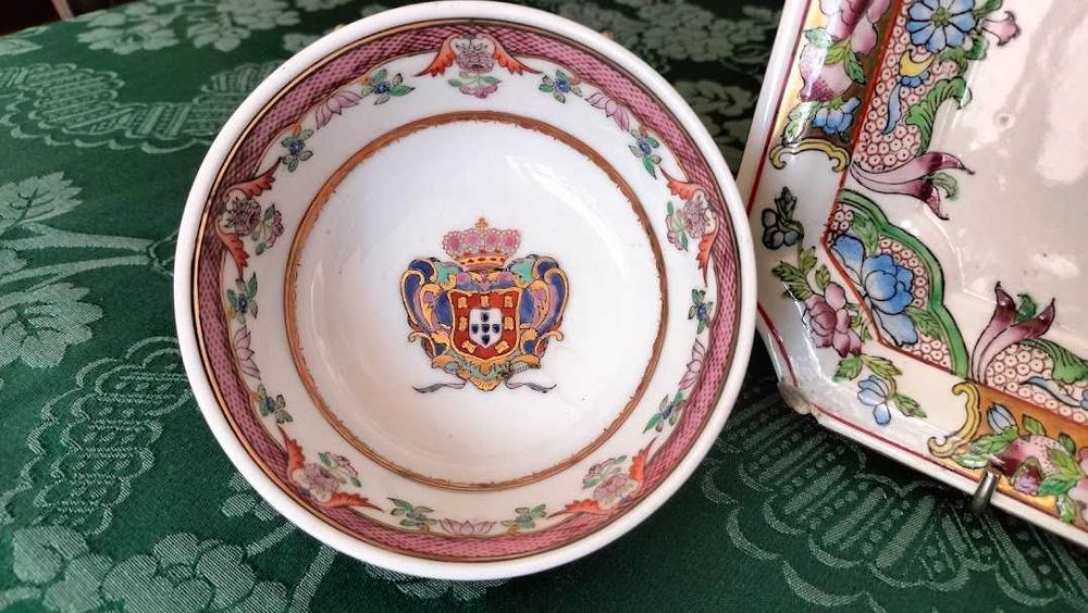 Lote de porcelana oriental pintada à mão e ouro
