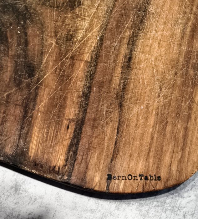Handmade deska do krojenia Bern on table
