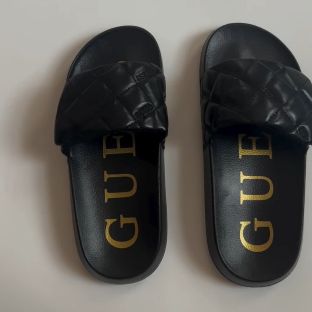 Женские тапочки Guess.