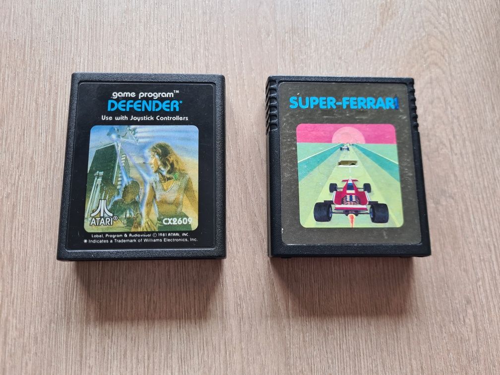Gra Defender, Ferrari na Atari plus akcesoria Commodore C64
