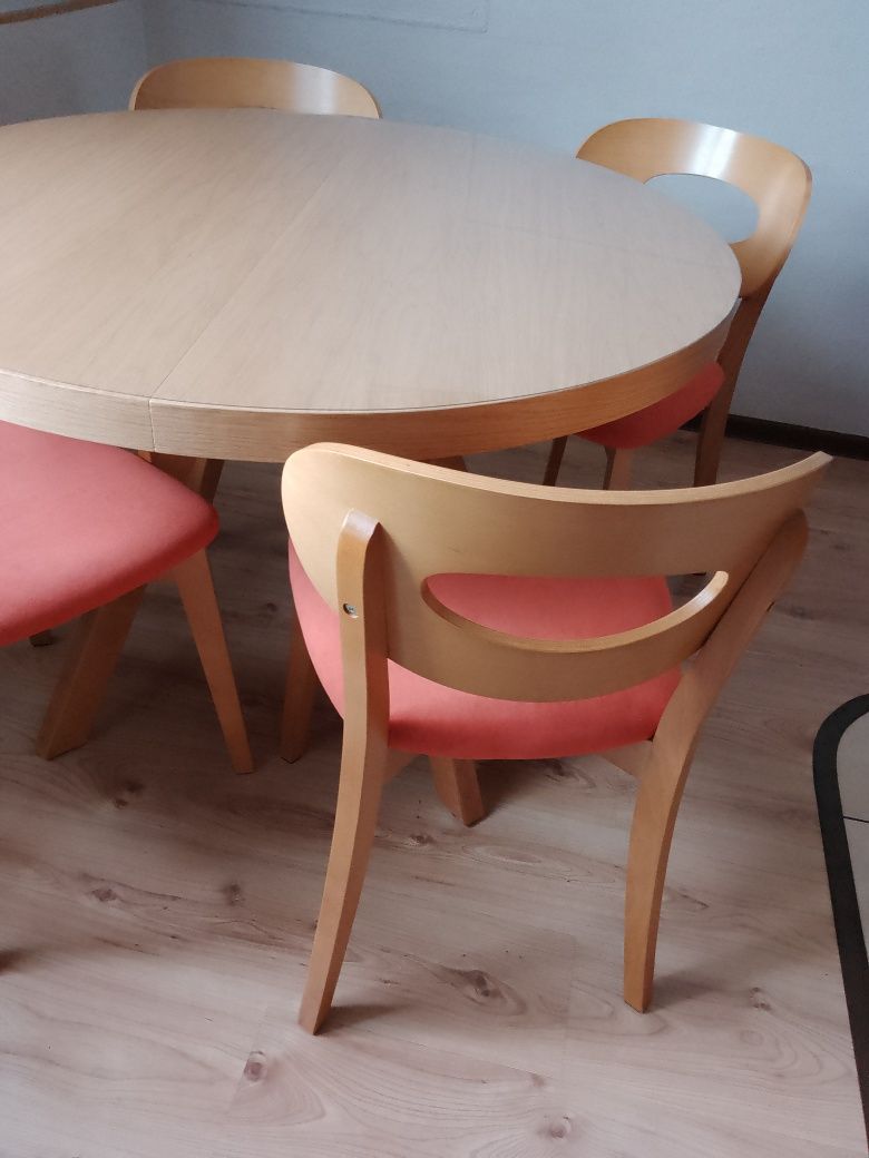 Zestaw mebli stół rozkładany  110 ( 3*45) plus cztery krzesła