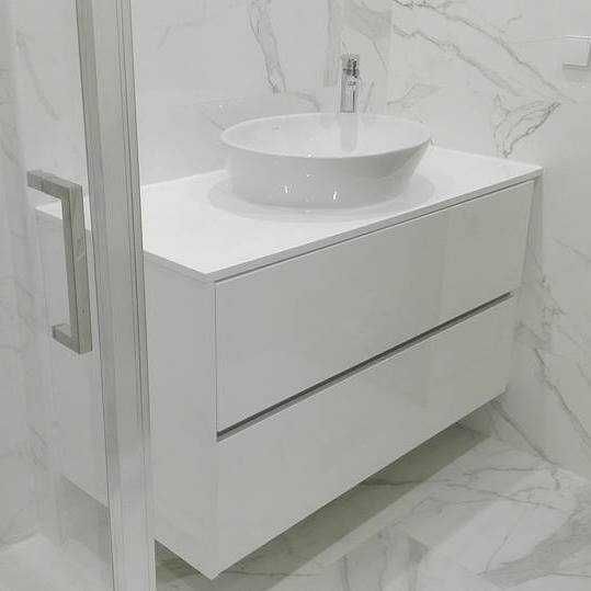 Montagem geral de carpintarias:cozinhas, roupeiros, portaros e rodapé.