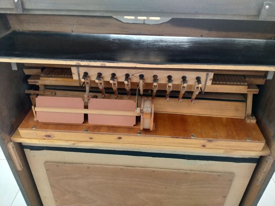 Órgão antigo em bom estado