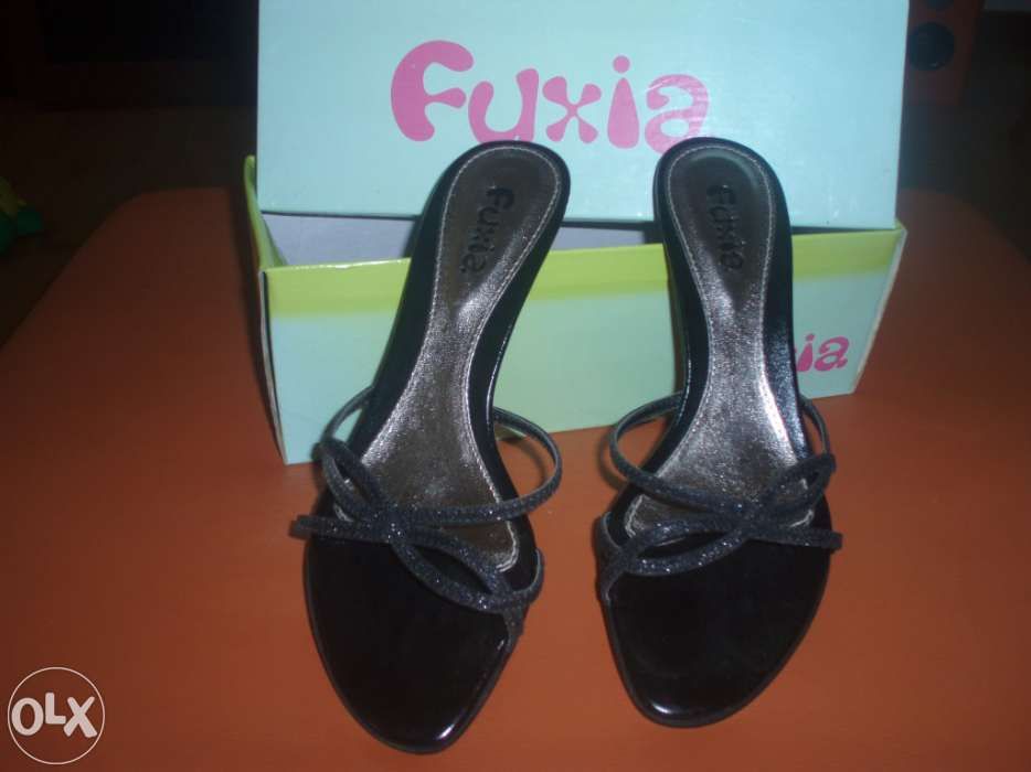 Sandálias NOVAS sem uso