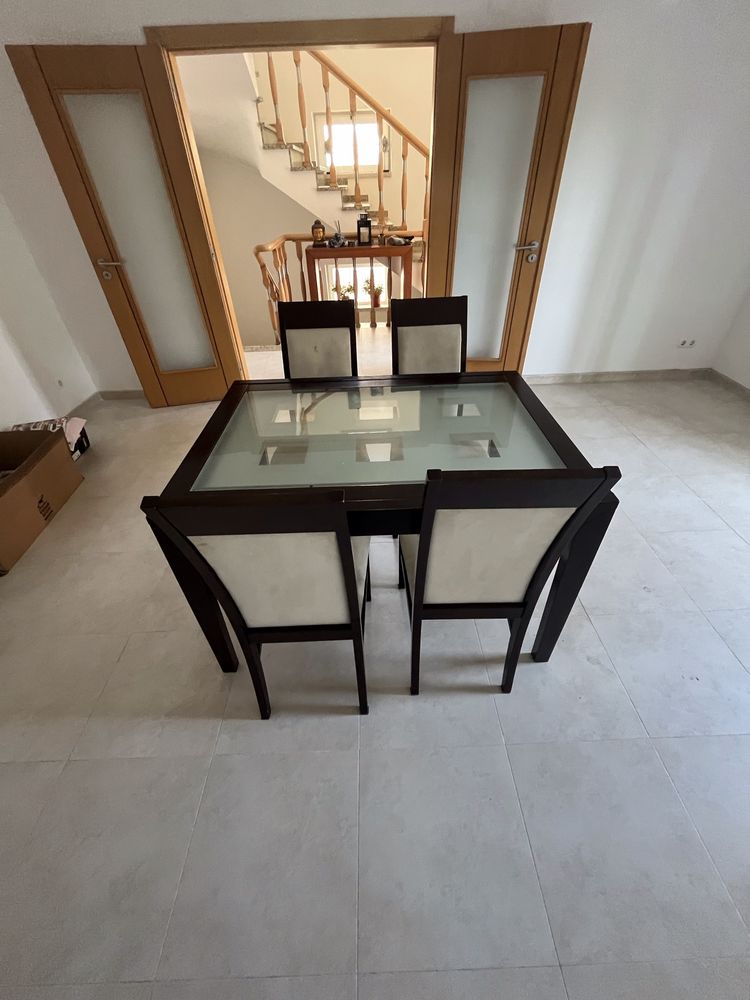 Mesa de sala de jantar em madeira maciça +4 cadeiras