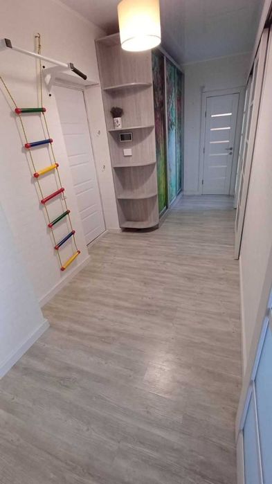 ВЛАДЕЛЕЦ! Современный дом рядом с метро на Лукьяновке.