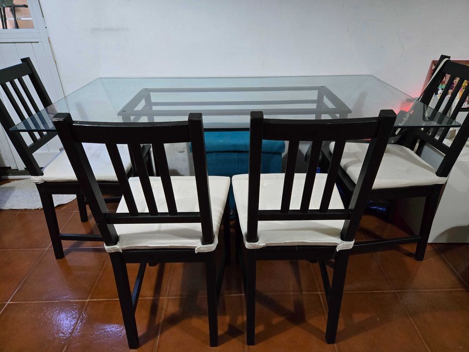 Mesa de jantar e cadeiras
