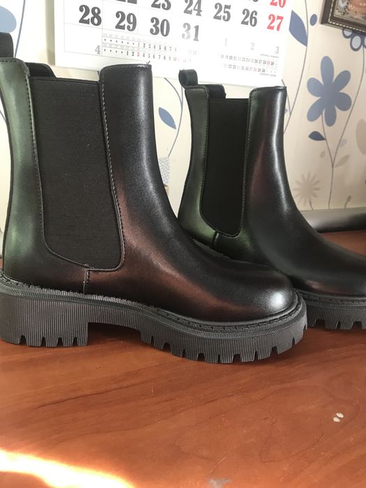 Продам новые женские ботинки челси.