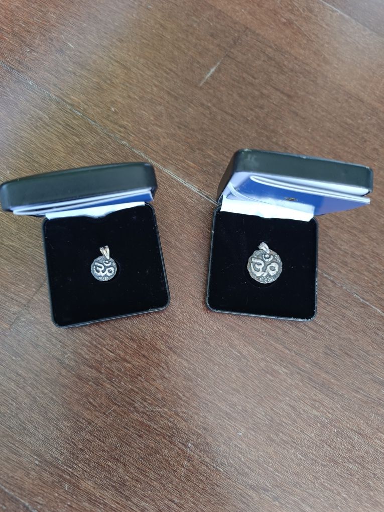 Medalhas de prata com o ÔM