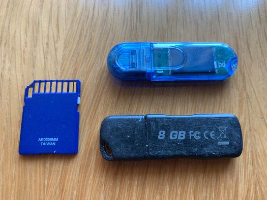 2 Pen Drive + Cartão Memória