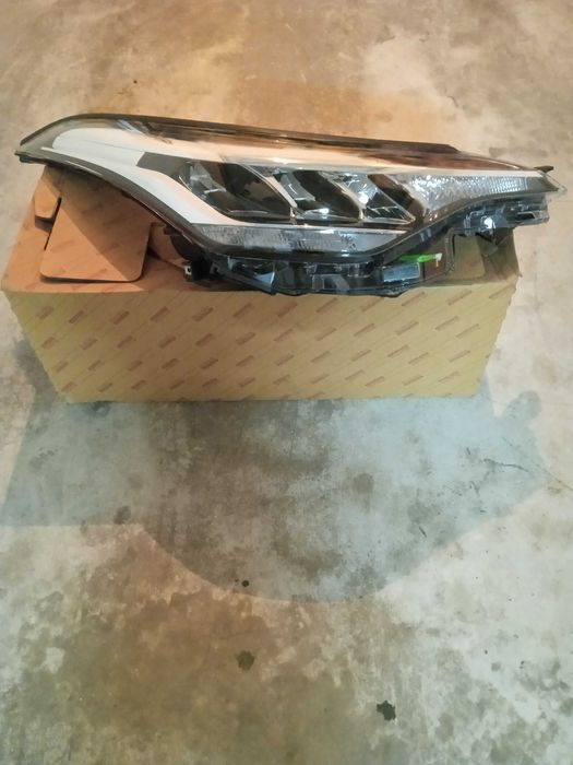 Farol Toyota CH-R