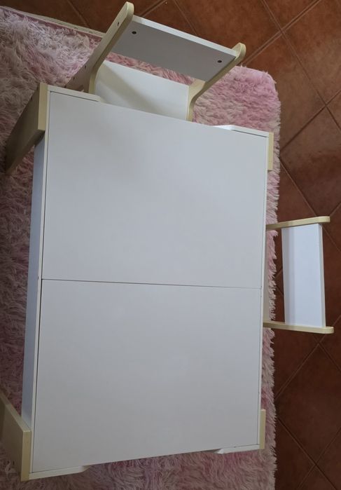 Mesa infantil com arrumação + 2 cadeiras