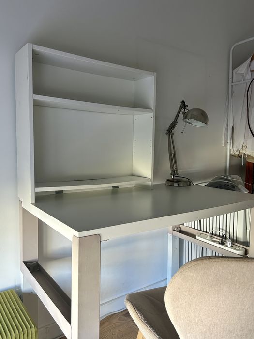 Secretaria Ikea em bom estado
