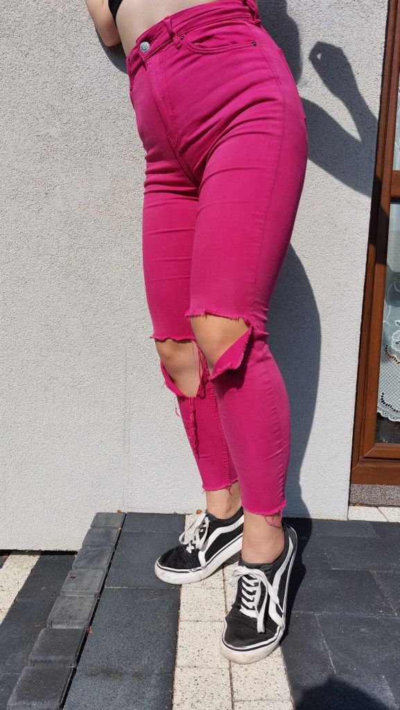 Jeansy fuksja różowe z dziurami na kolanach