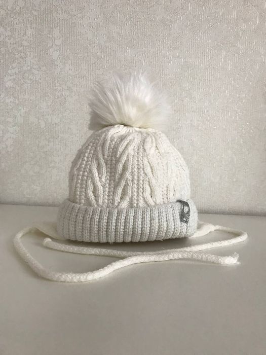 Біла тепла шапочка для дівчинки