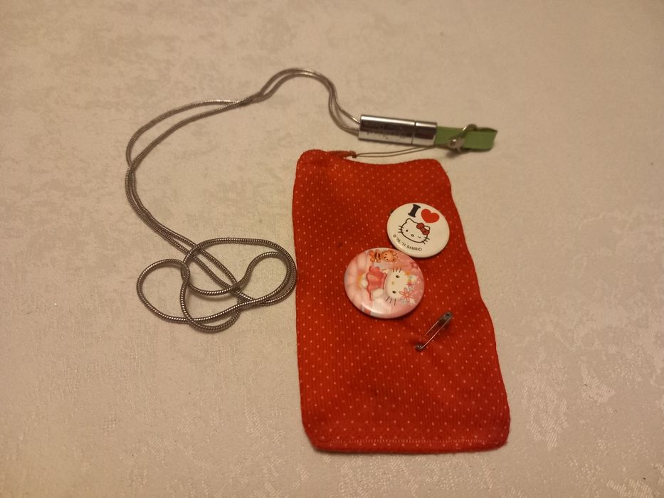 Pokrowiec na telefon hello kitty z metalową smyczą i dwoma przypinkami
