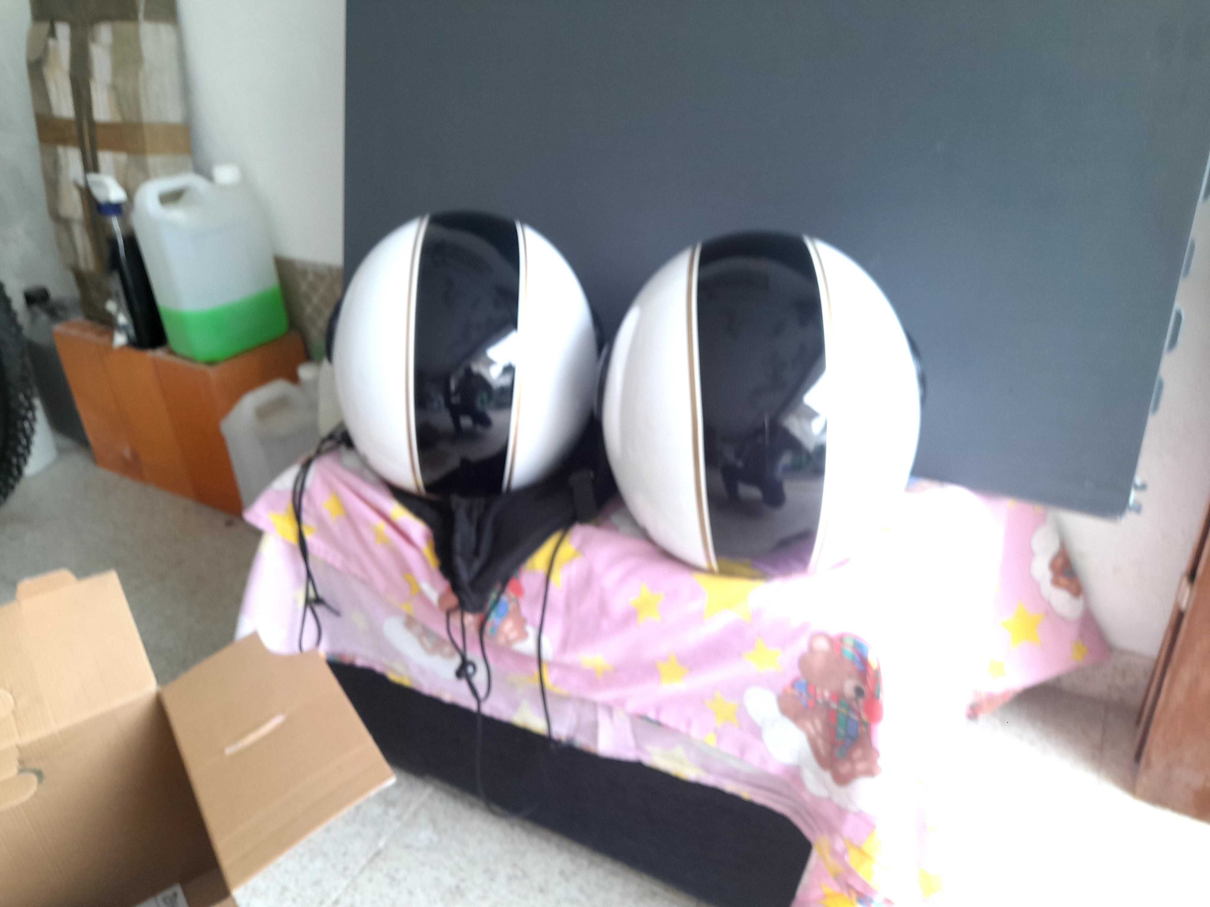 Dois capacetes para venda