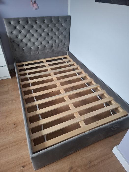 Łóżko tapicerowane z pięknym pikowanym wezgłowie z kryształkami