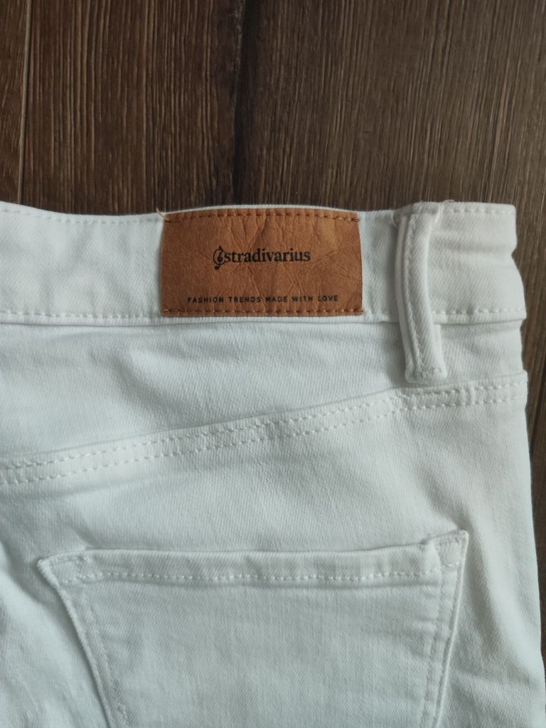 Jeansy dżinsy spodnie białe Stradivarius 36 low waist