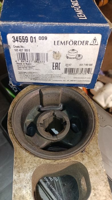 Сайлентблок переднего ричага заданий vw  034763 Lemförder