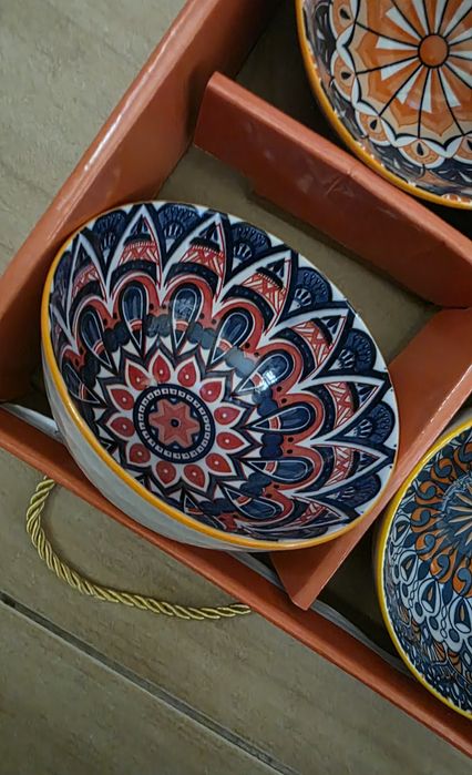Komplet ceramicznych miseczek w opakowaniu