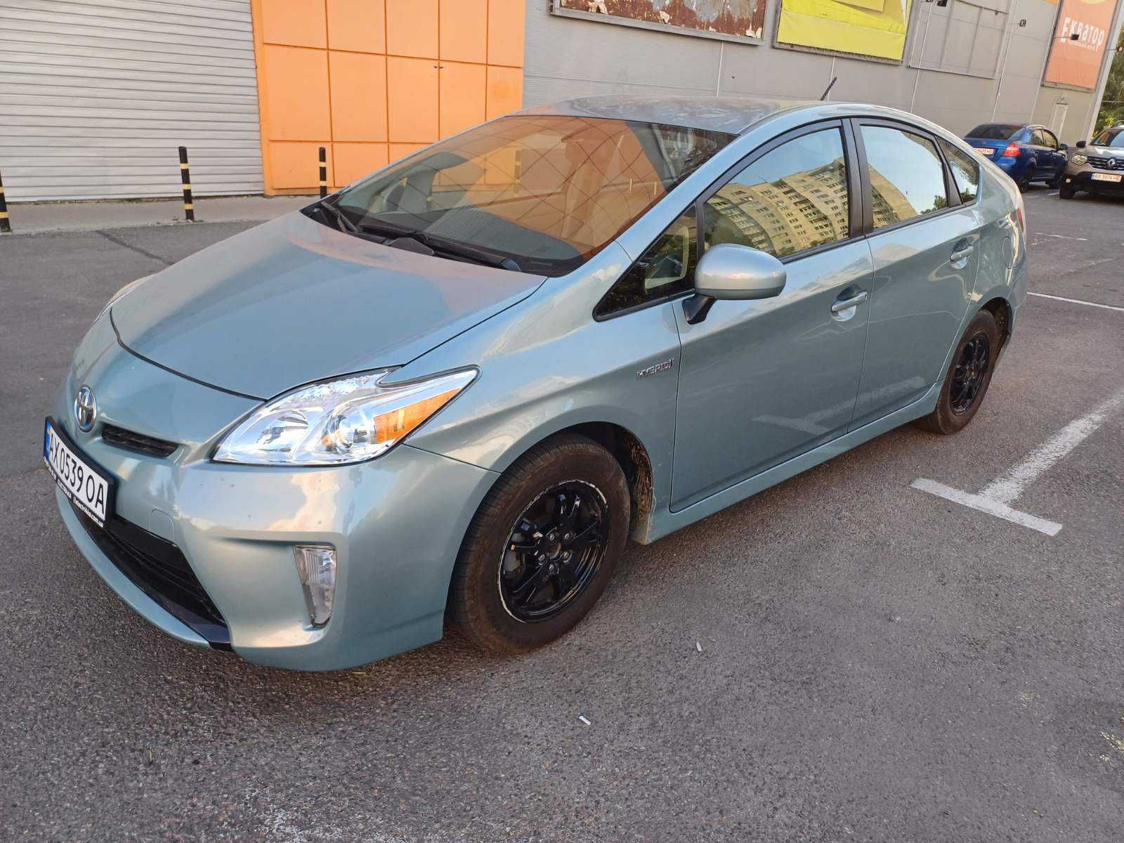 Продам Toyota Prius hybrid 2014