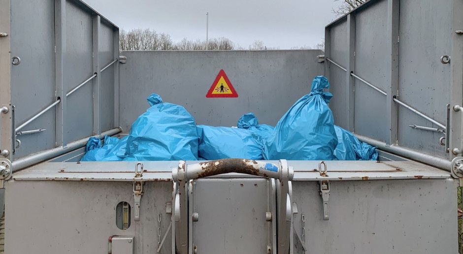 Utylizacja odpadów Opróżnianie sprzątanie niepotrzebnych rzeczy śmieci