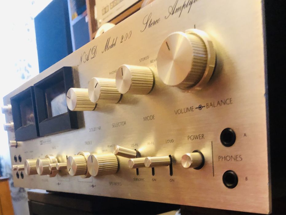 Усилитель NAD Model 200