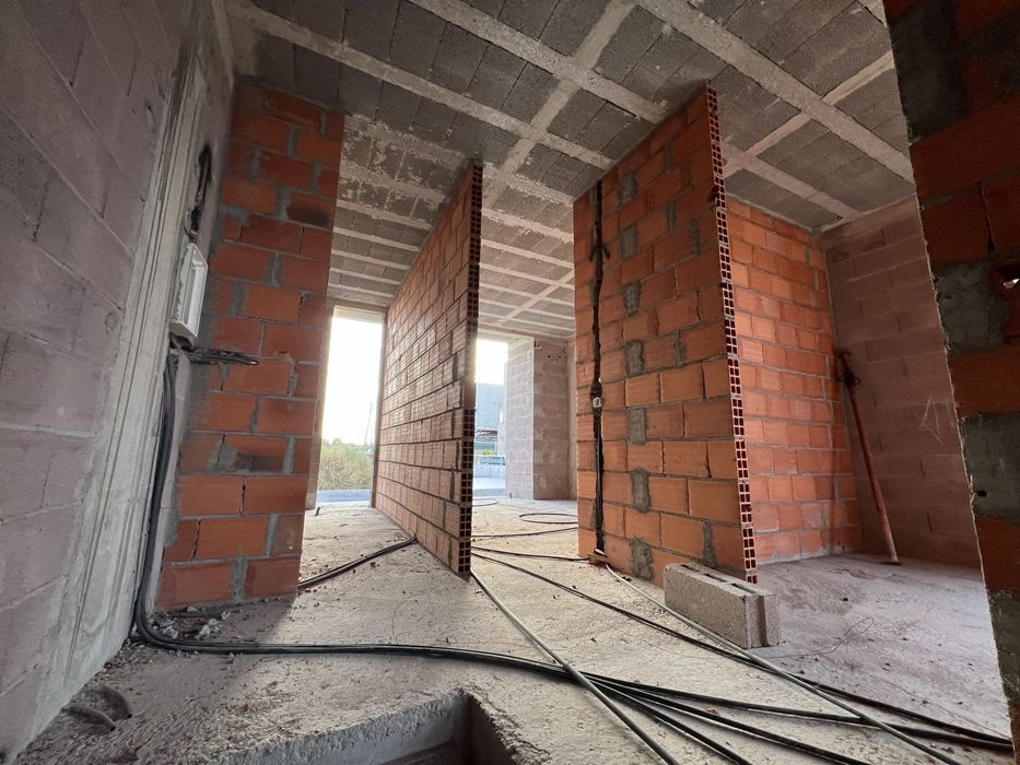 Moradia T3 em Construção – Dois Pisos, Garagem e Jardim