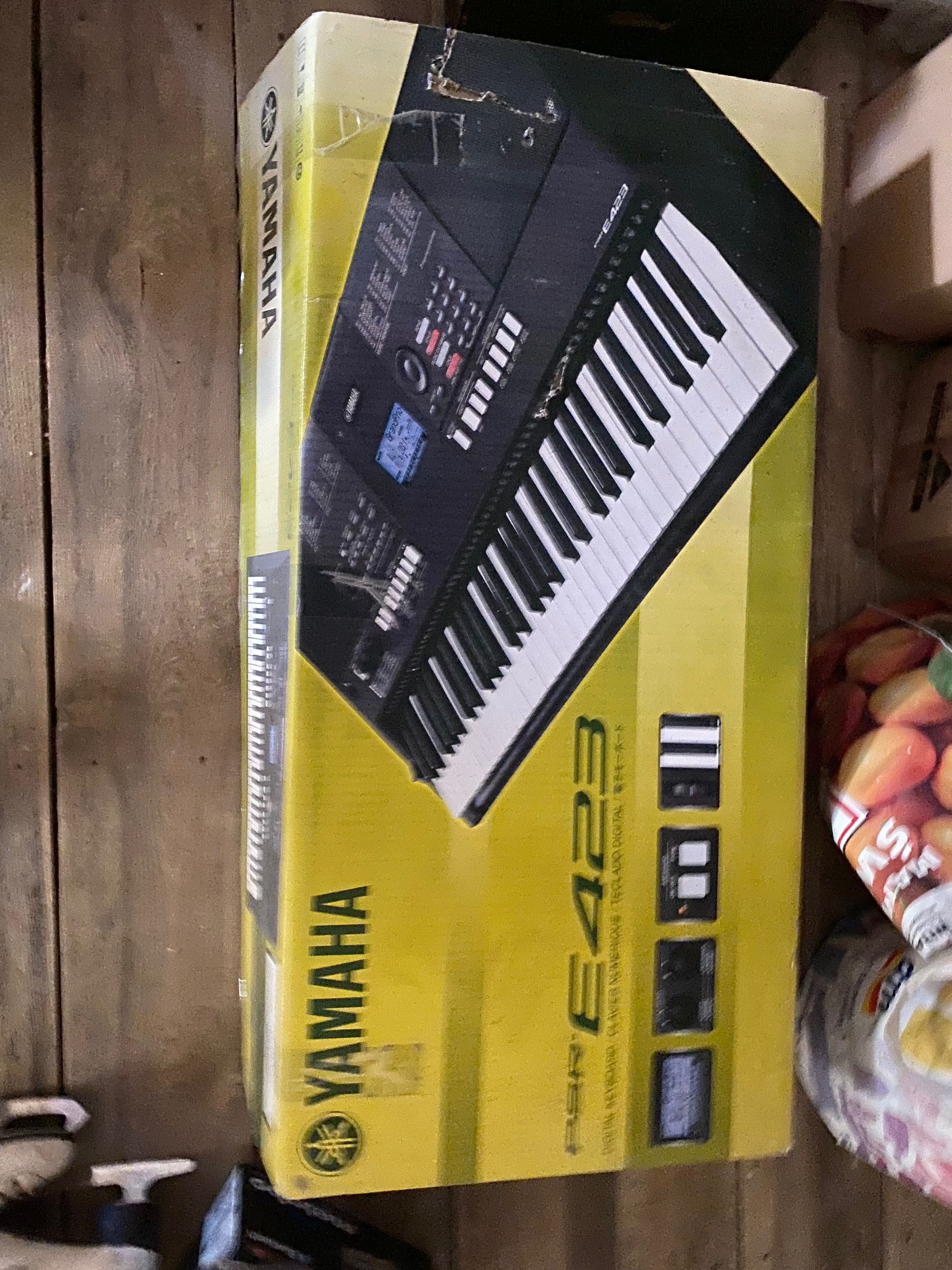 Keyboard yamaha e423