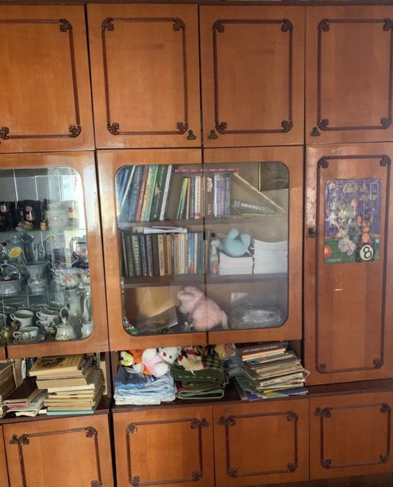 Продам класичну радянську стінку в гарному стані (3 частини). Торг