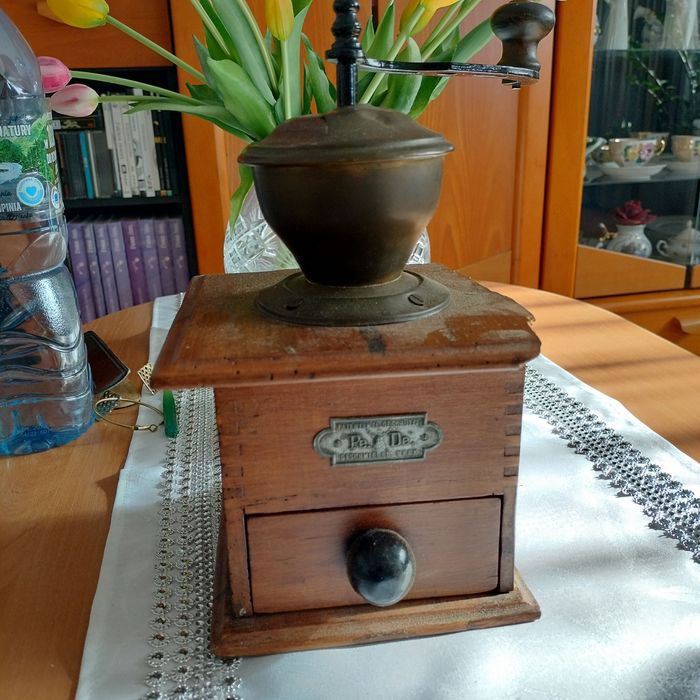 Piękny stary młynek do kawy PeDe