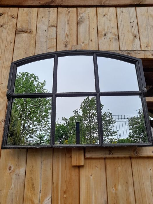Lustro w żeliwnym oknie.