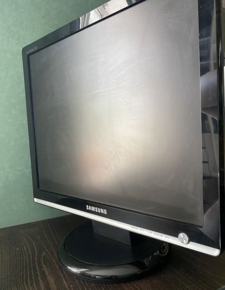 Монитор с пультом Samsung SyncMaster 931C LS19MEPSFV/EDC;