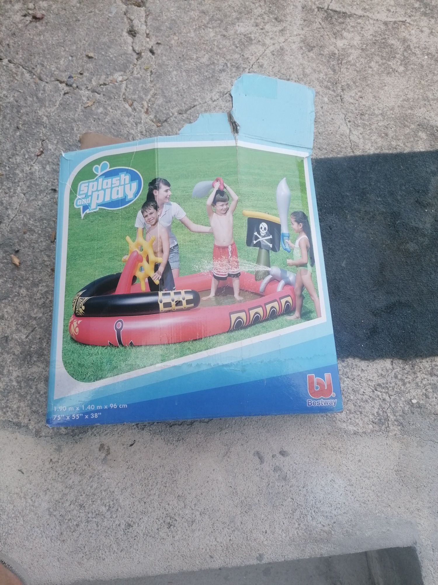 Piscina em forma barco pirata