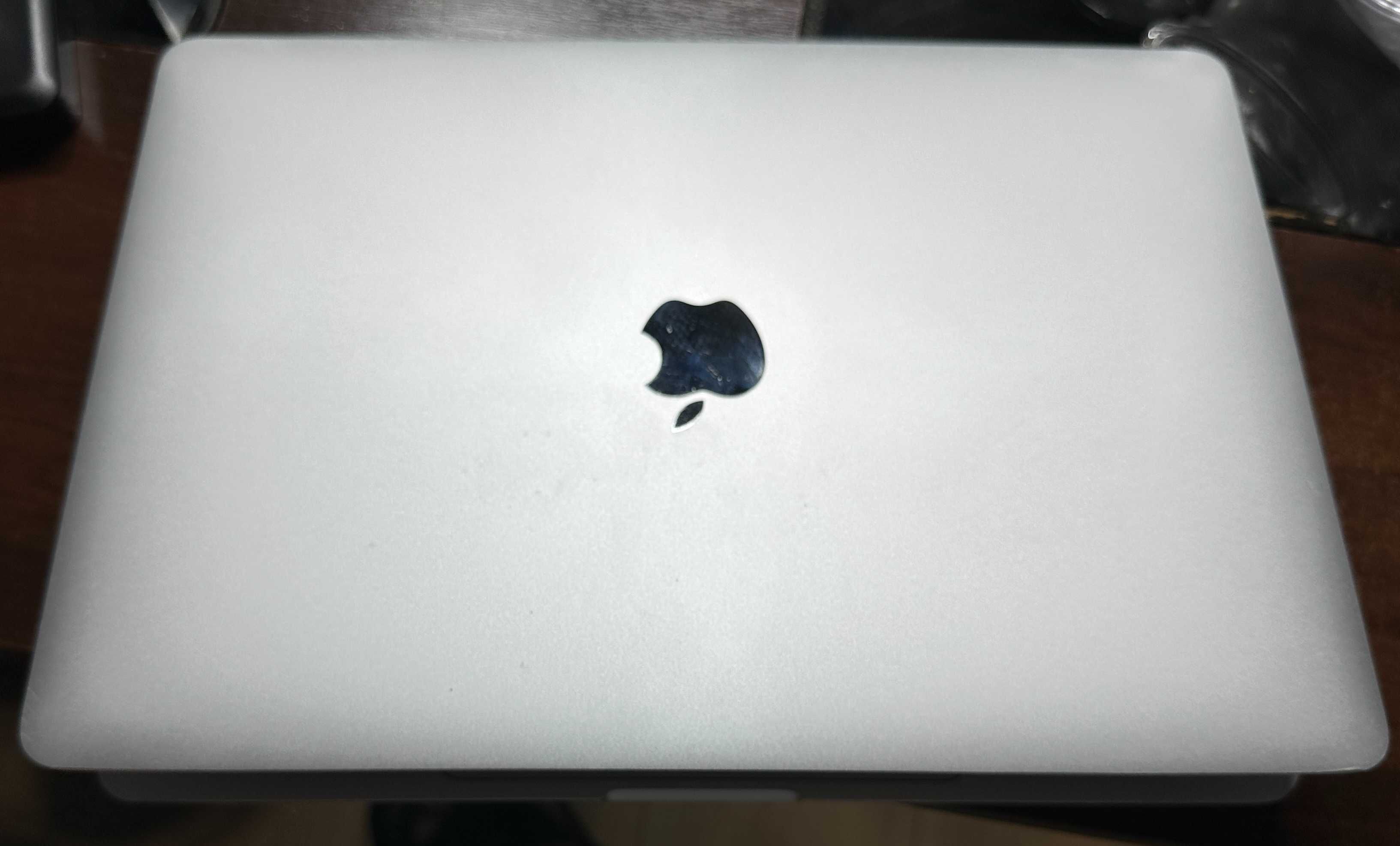 Zadbany MacBook Pro 13", 16 GB RAM, 256 GB SSD, Apple M1