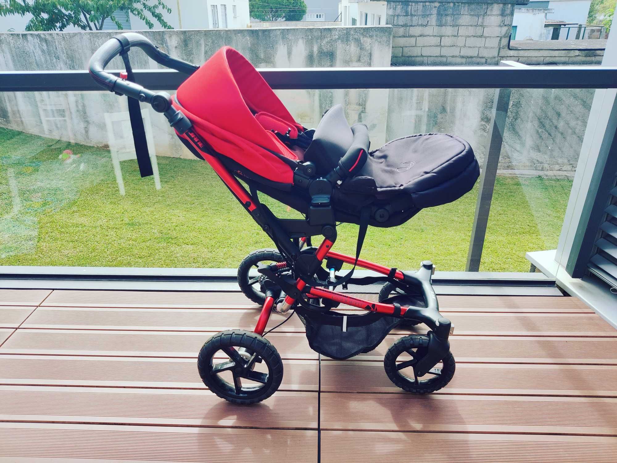 Carrinho com porta-bebés e base auto