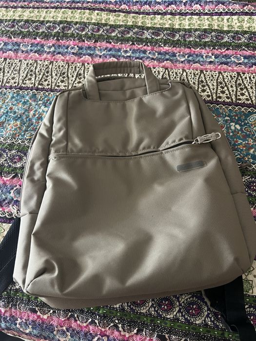 Mochila em tons terra