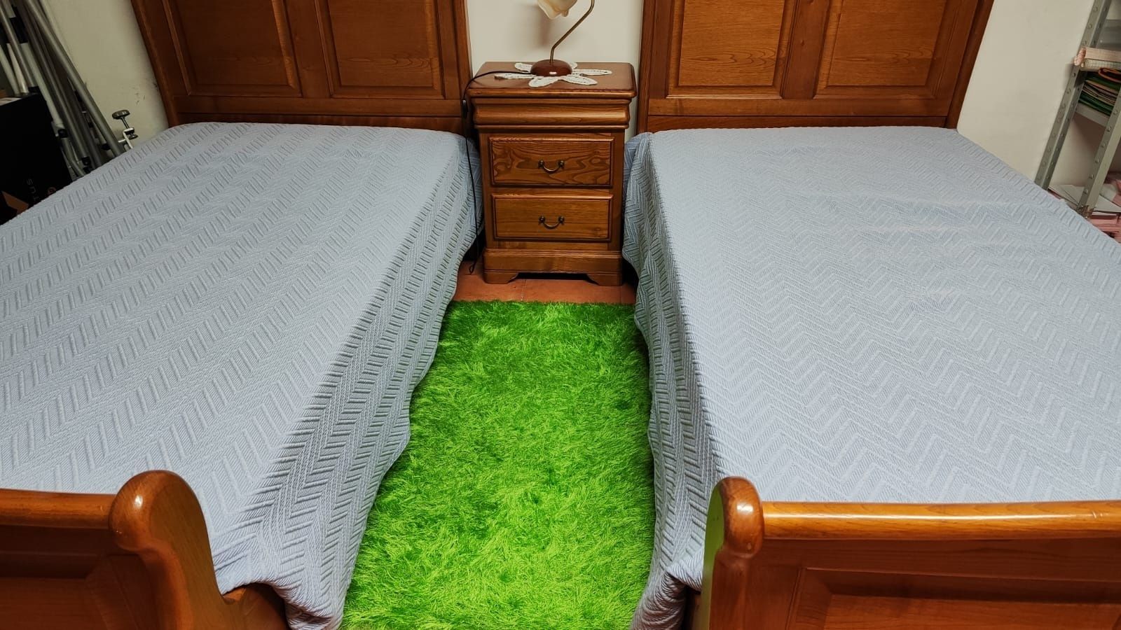 Conjunto de 2 camas de solteiro + mesa cabeceira