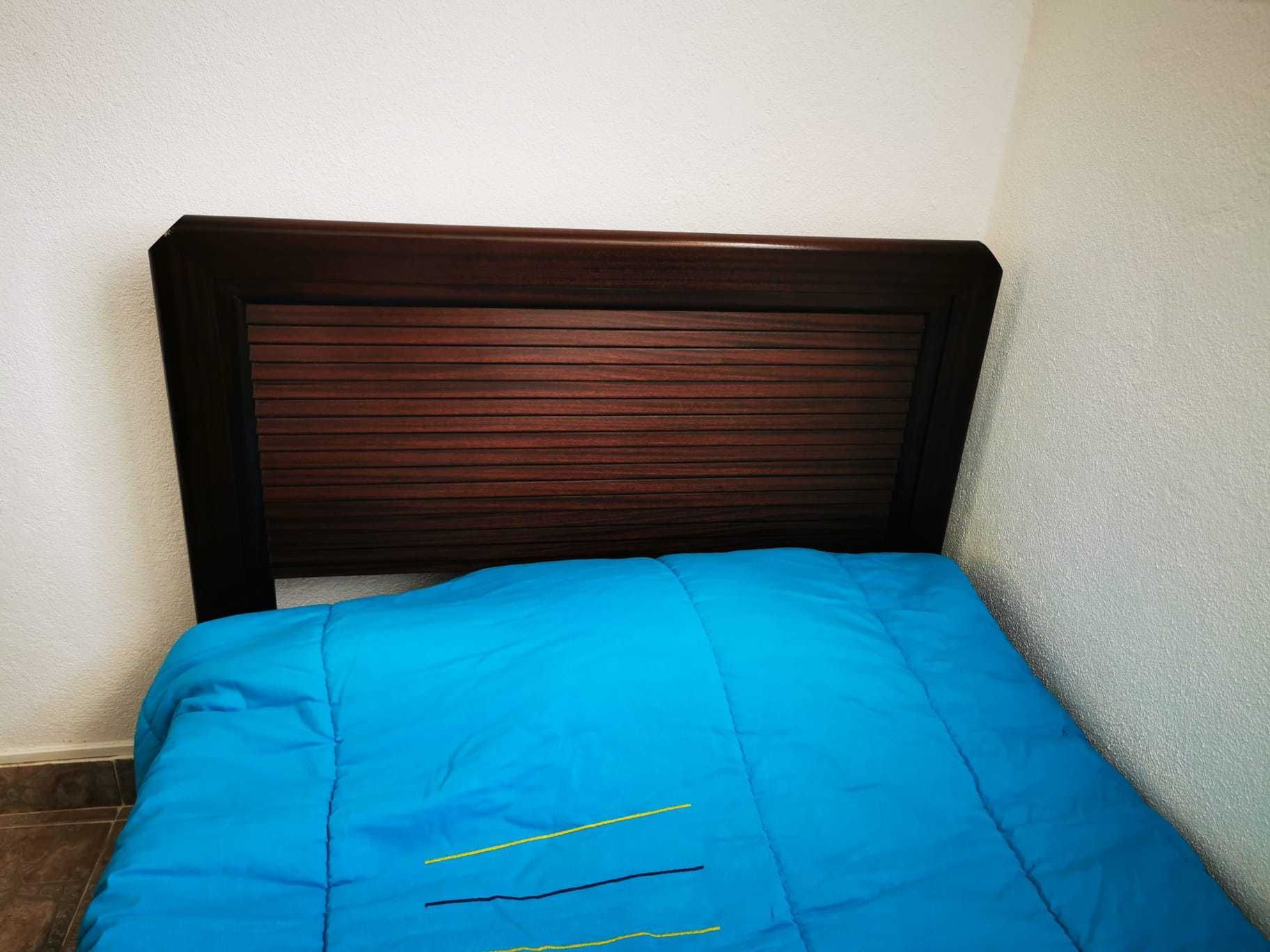 Cama e mesa de cabeceira