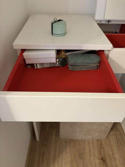 Biala toaletka z lustrem i szuflada