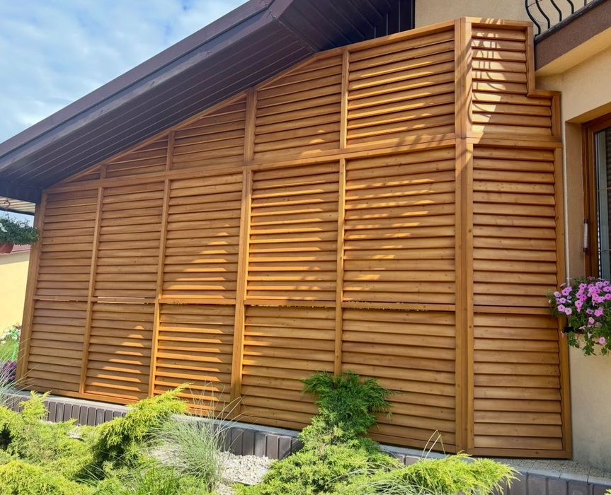Żaluzje drewniane ruchome deseczki zabudowa tarasów altan i balkonów