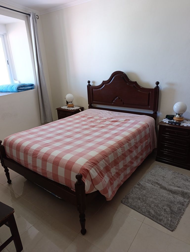 Cama casal duas mesinhas de cabeceira e um roupeiro