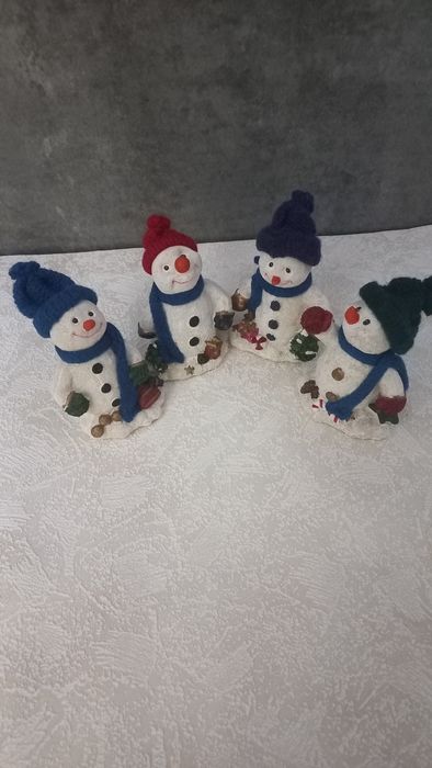 Новогодняя статуэтка снеговик в вязаной шапке с шарфиком Германия