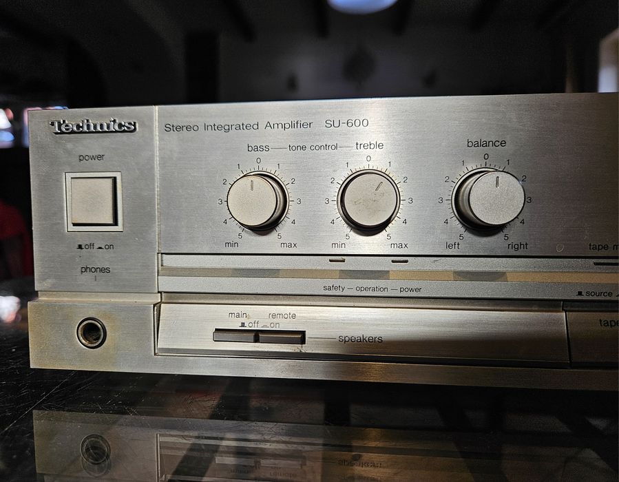 Srebrny wzmacniacz Technics SU-600, japoński