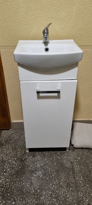 Umywalką z szafką.