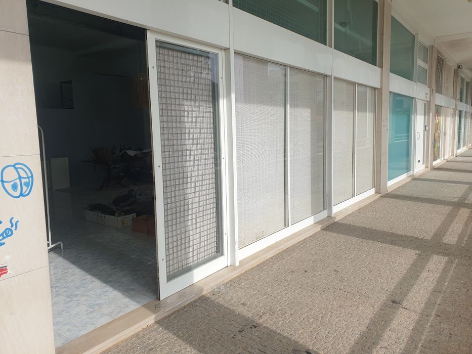 Loja comercial com 80 m² e 4 m de pé direito
