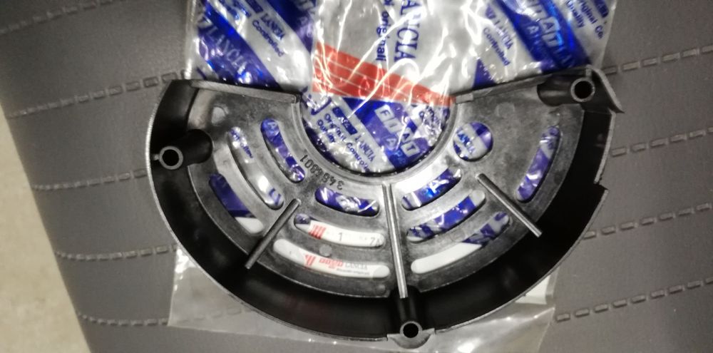 Fiat 126p obudowa plastikowa alternatora nowa oryginalna.