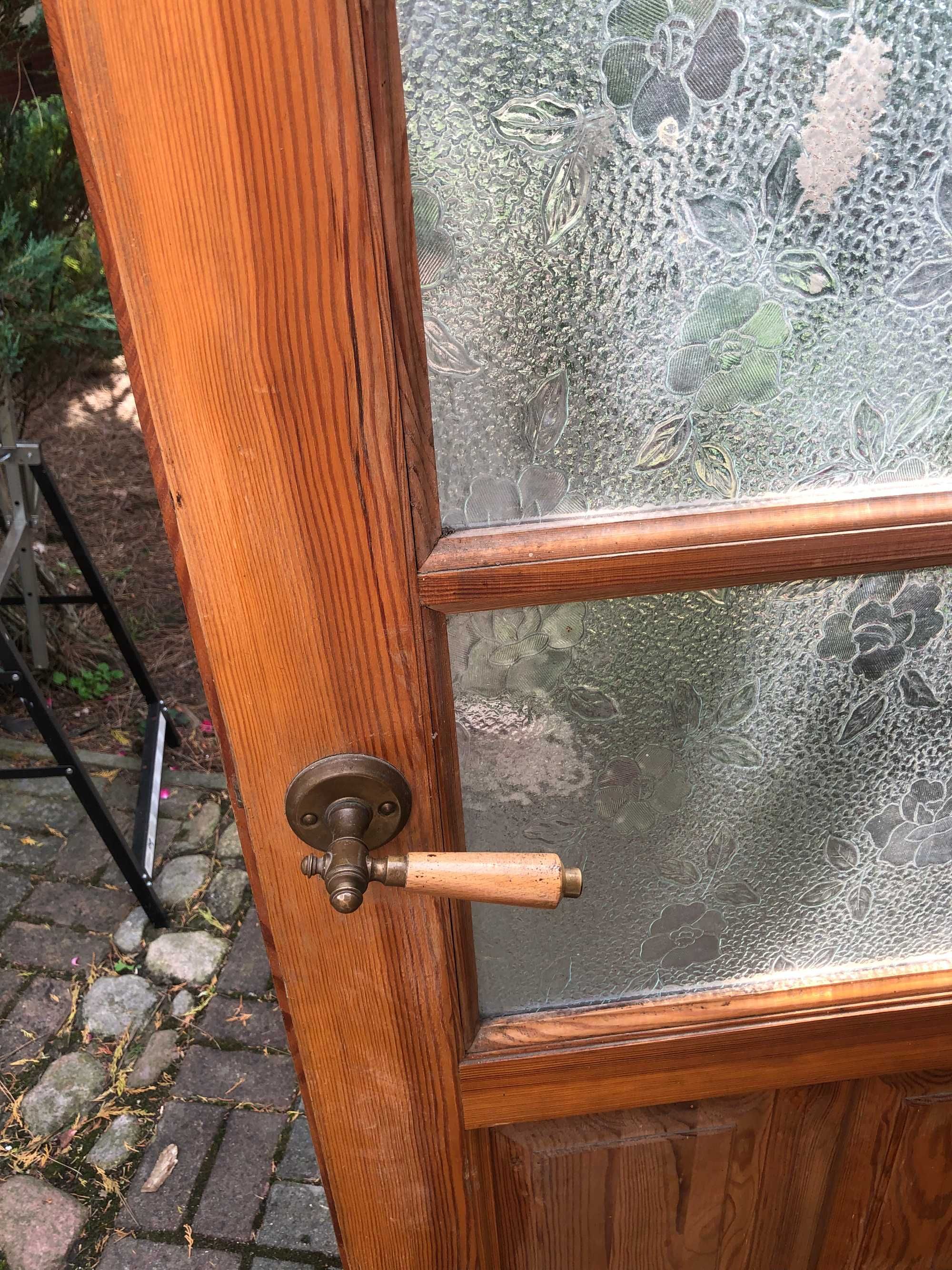 Drzwi wewnętrzne, zewnętrzne drewniane lewe z ościeżnicą.