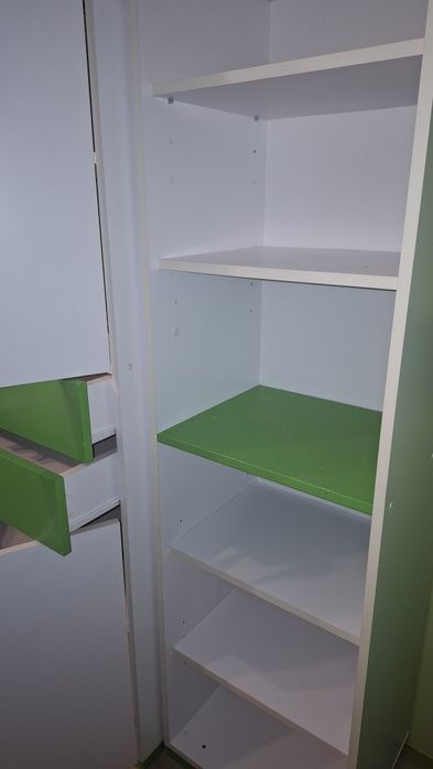 Słupek z półkami